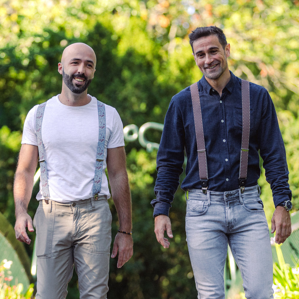 2 hommes avec bretelles marchant parc