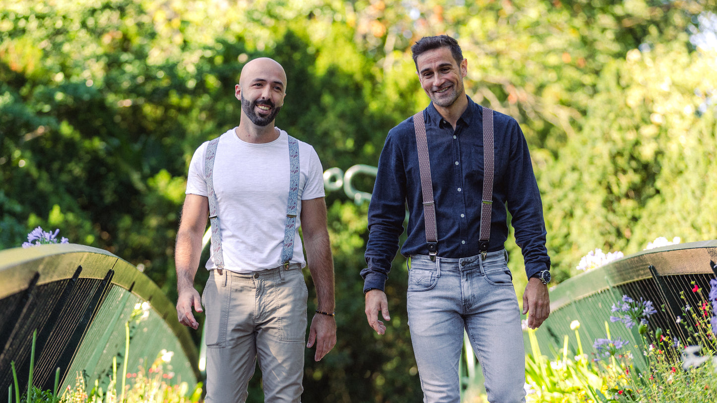 2 hommes avec bretelles marchant parc