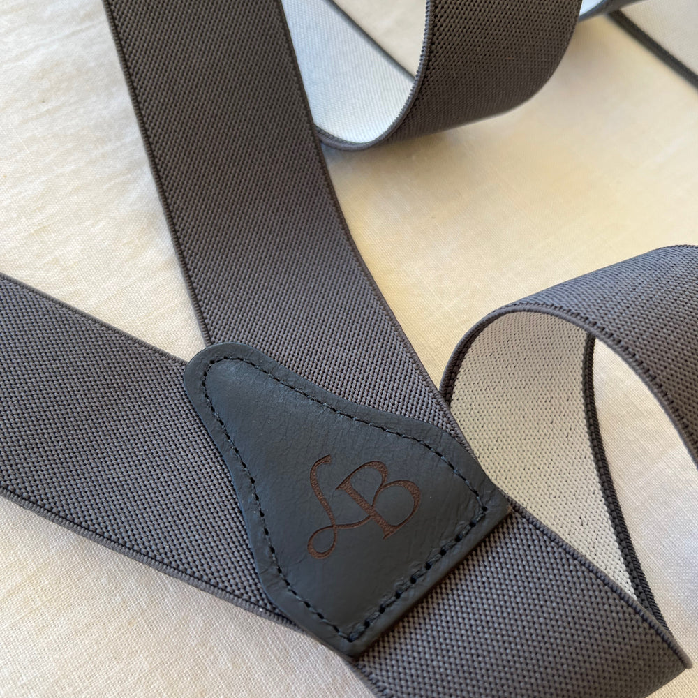 
                  
                    Bretelle Unie Gris Sombre Victor dos cuir
                  
                