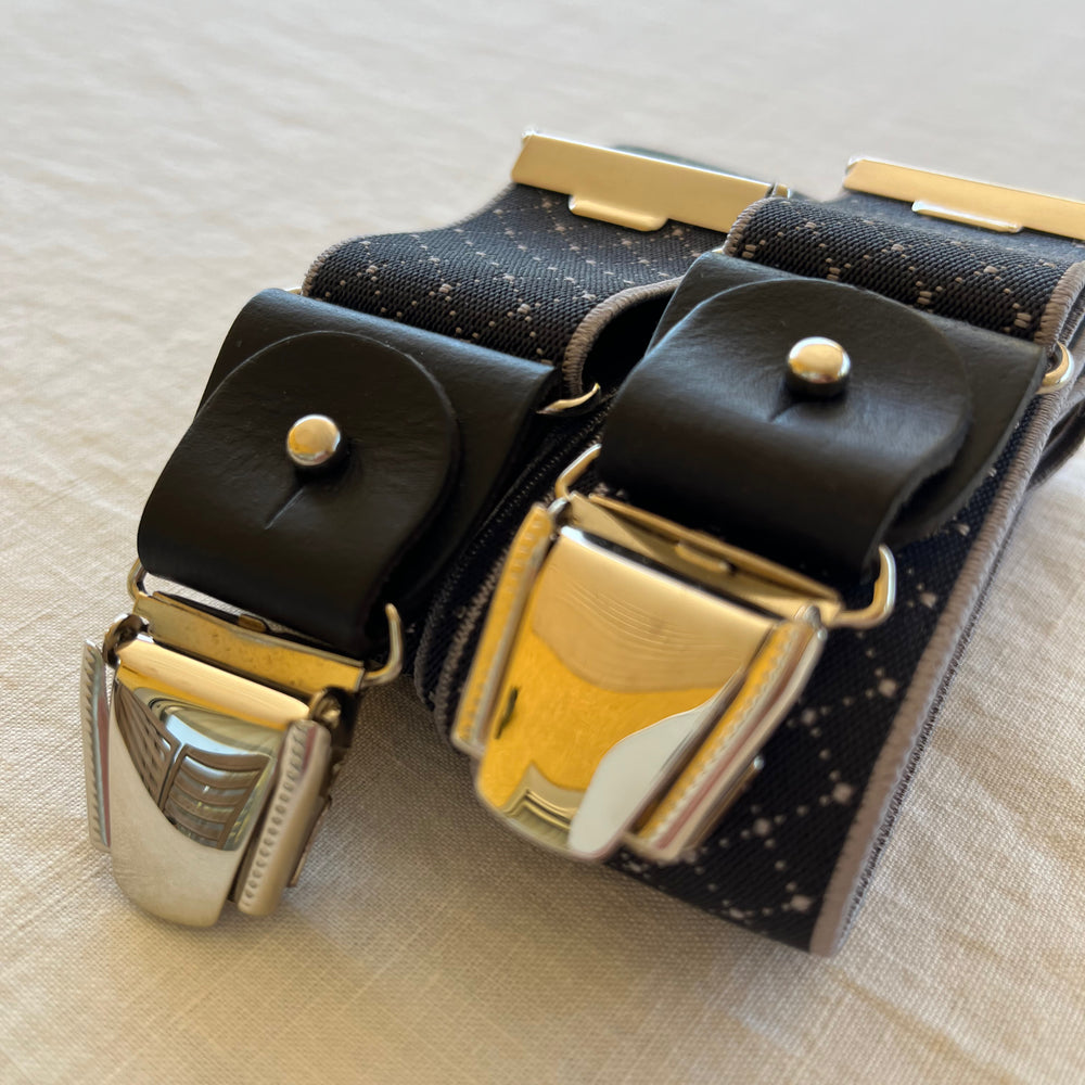 
                  
                    Bretelles homme bleu anthracite quadrille patte cuir Justin plie
                  
                