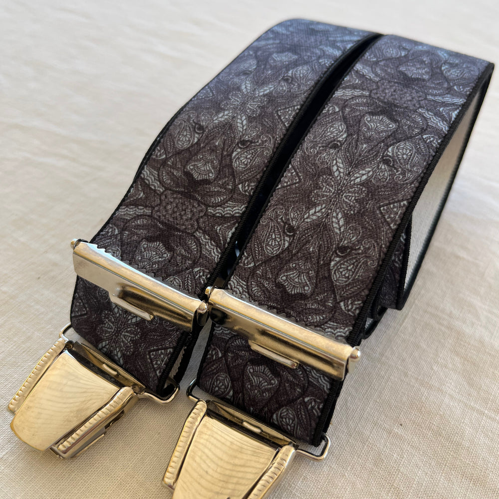 
                  
                    Bretelles homme bleu grisé tête tigre Arthur plie
                  
                