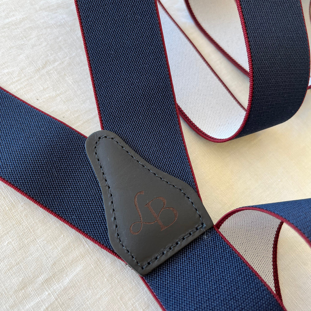 
                  
                    Bretelles homme bleu marine lisere rouge Adrien dos cuir
                  
                