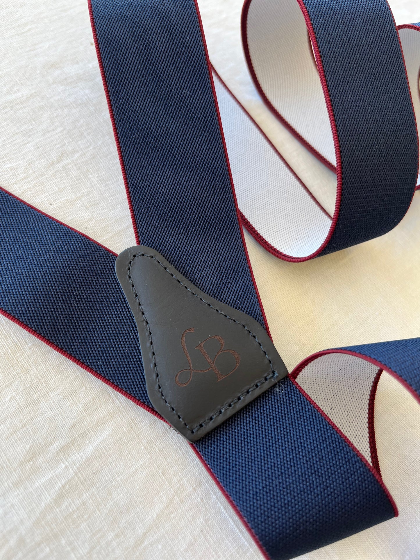 Bretelles homme bleu marine lisere rouge Adrien dos cuir