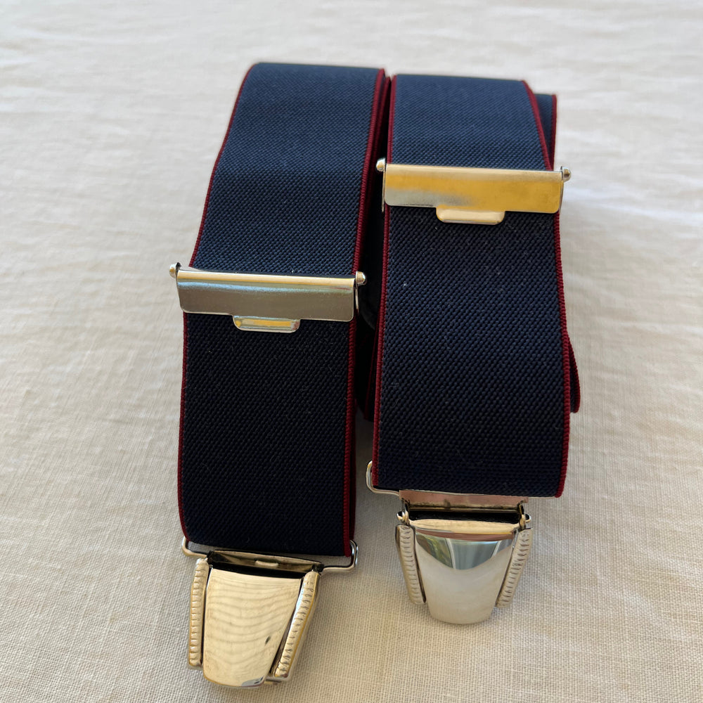 
                  
                    Bretelles homme bleu marine lisere rouge Adrien plié
                  
                