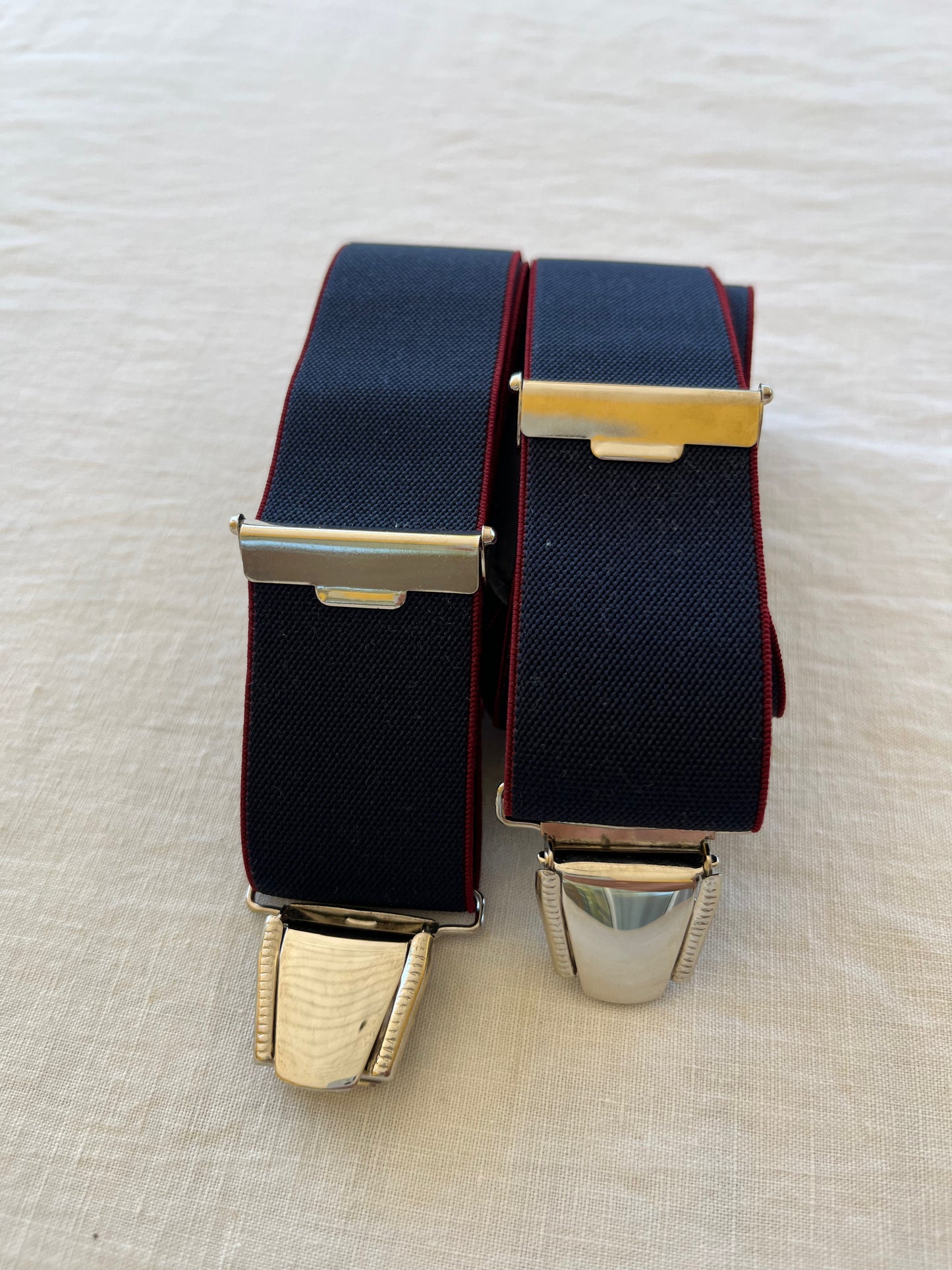 Bretelles homme bleu marine lisere rouge Adrien plié