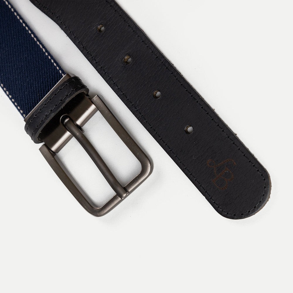 
                  
                    Ceinture bleu marine en tissu et cuir de Marcel detail
                  
                