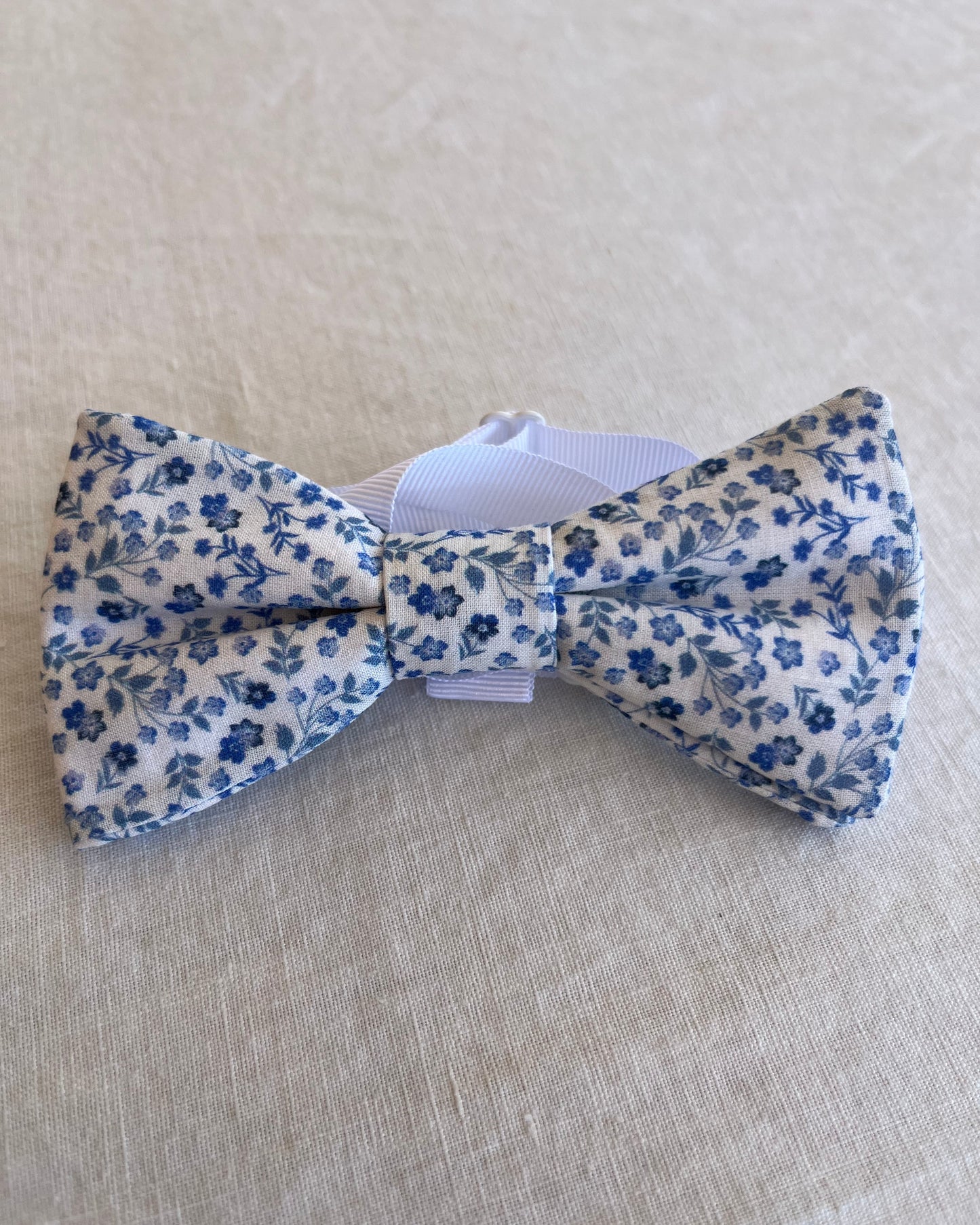 Noeud Papillon blanc à fleur bleu de Balthazar face