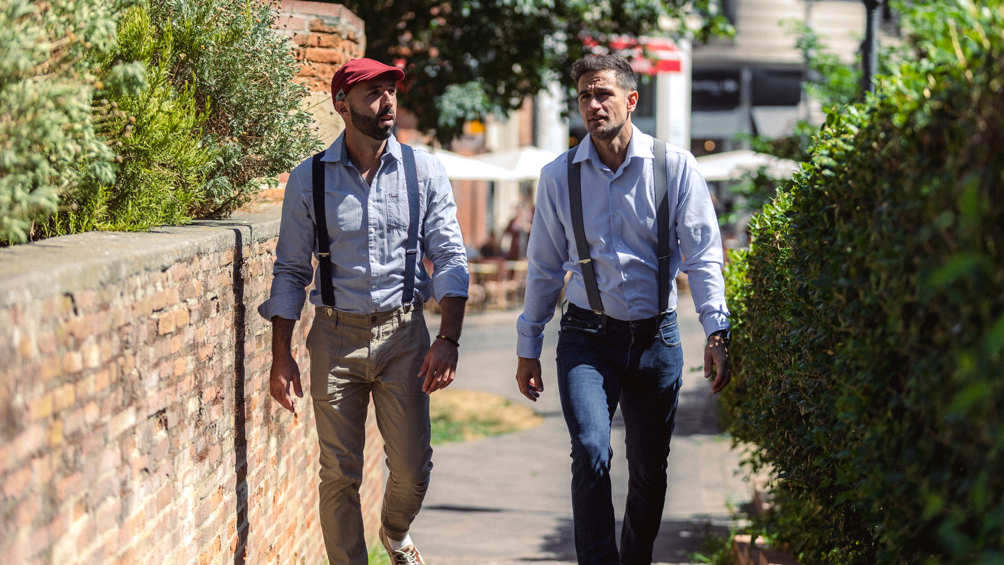 hero deux homme bretelle en chemise en ville