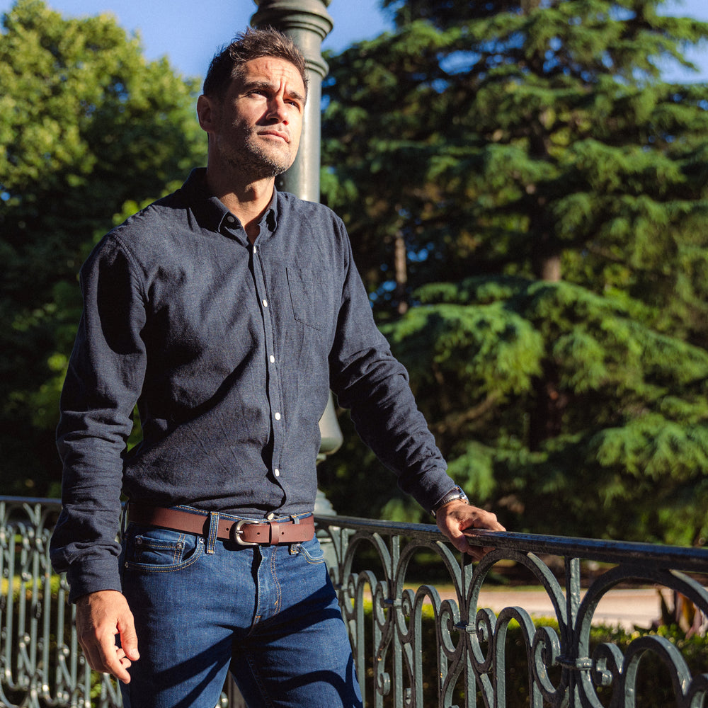 hero homme ceinture marron dans parc