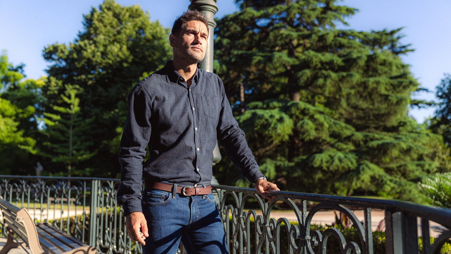 hero homme ceinture marron dans parc