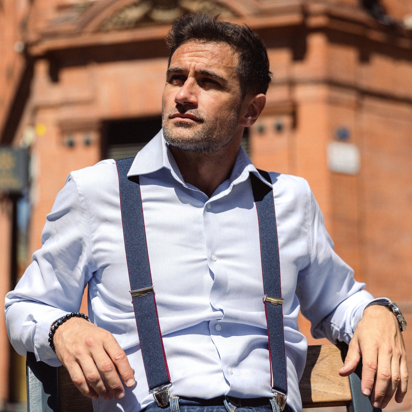 homme asis banc chemise bleue Bretelle bleu marine lisere rouge Adrien