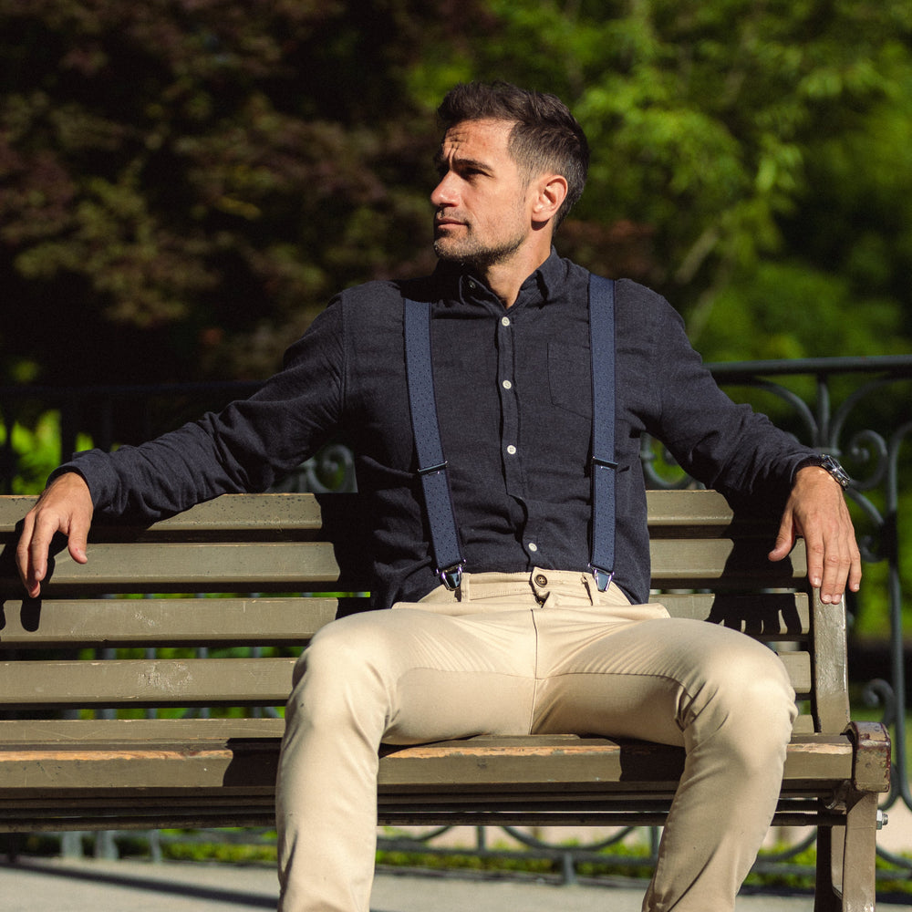 
                  
                    homme assis banc Bretelle bleu marine pois Gustave
                  
                