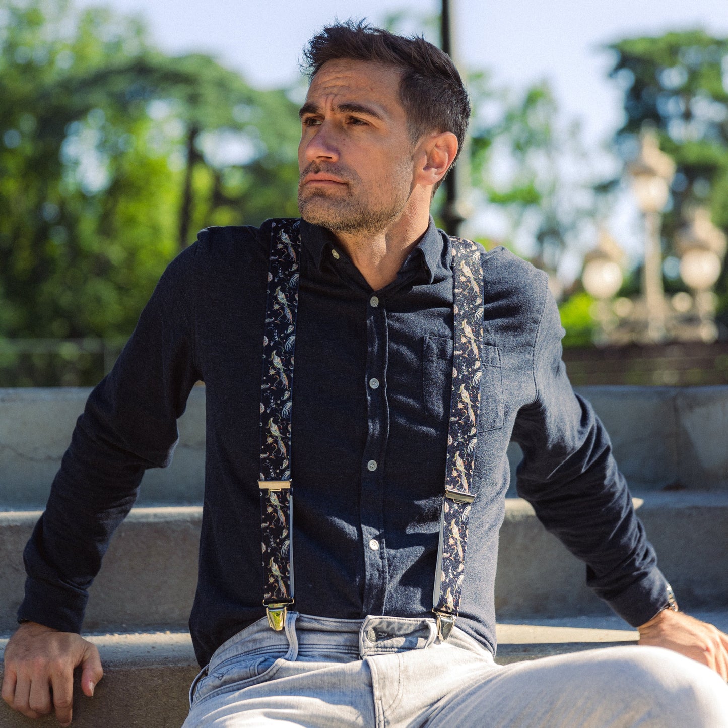 homme assis dehors chemise bleue Bretelle fantaisie noir phenix Arsene