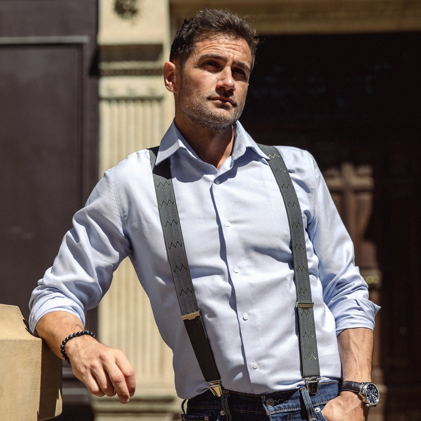 homme chemise bleue Bretelle vert profond zigzag Lucien