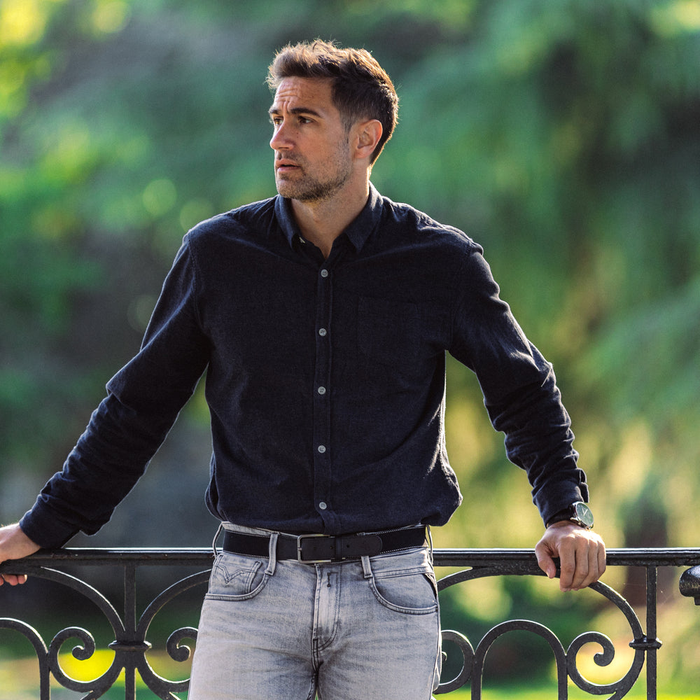 homme chemise bleue ceinture tissu noir