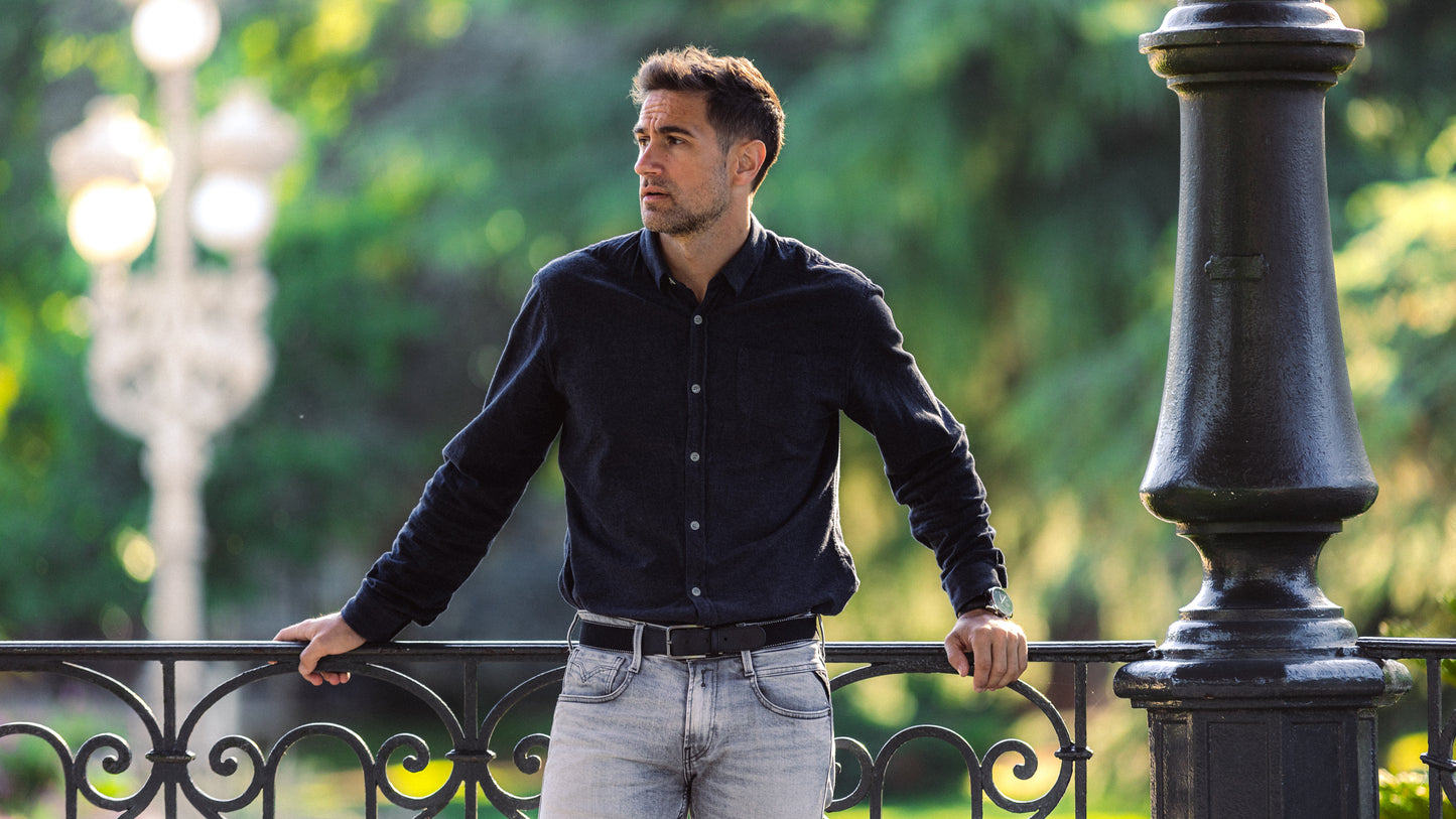 homme chemise bleue ceinture tissu noir