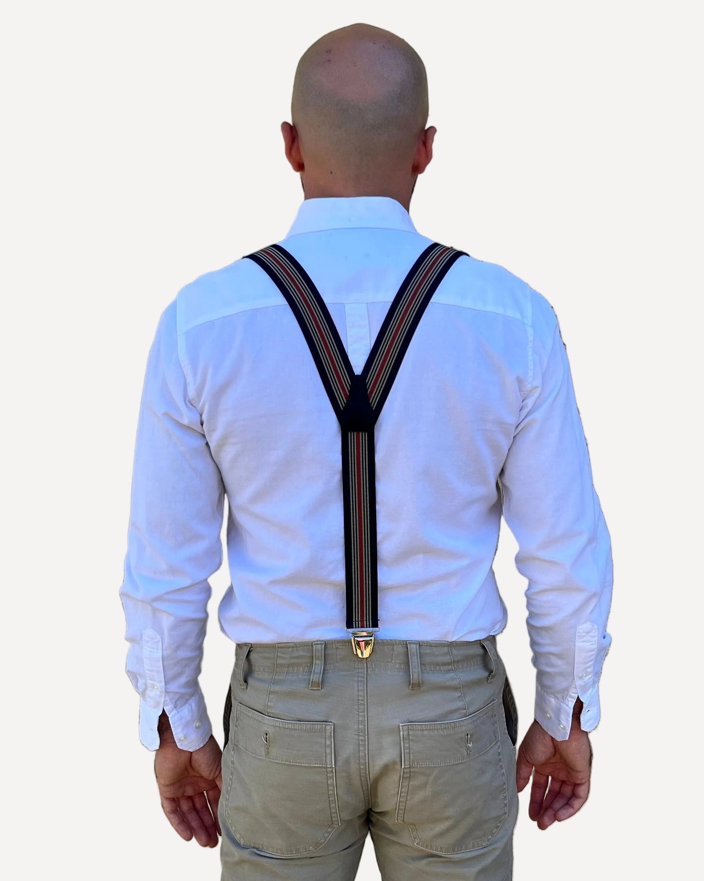 homme dos chemise blanche Bretelles bleue bande centrale rouge Calixte