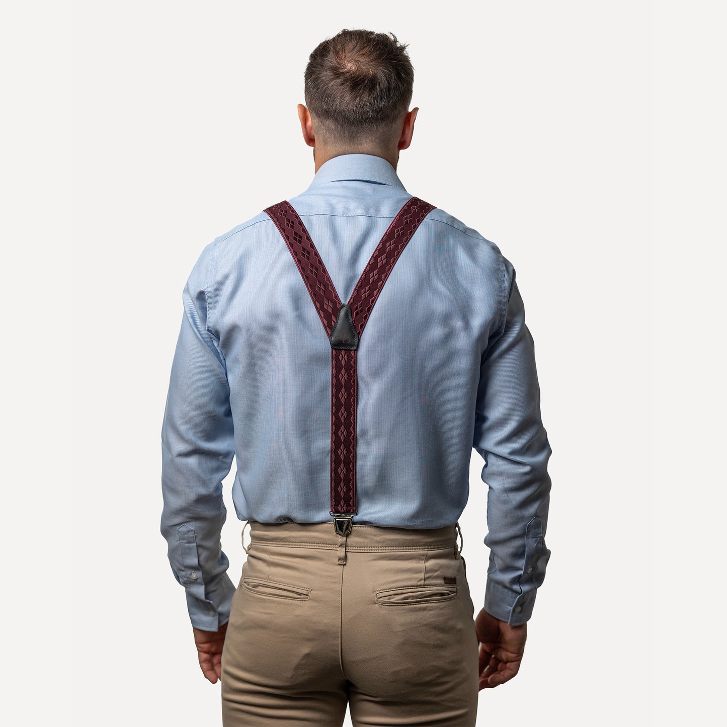 homme dos chemise bleu avec Bretelle bordeaux losange