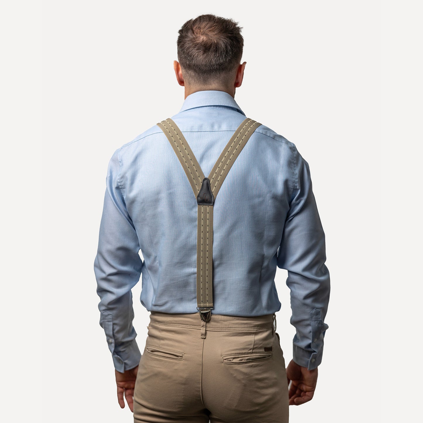 homme dos chemise bleue Bretelle beige bande Alexandre