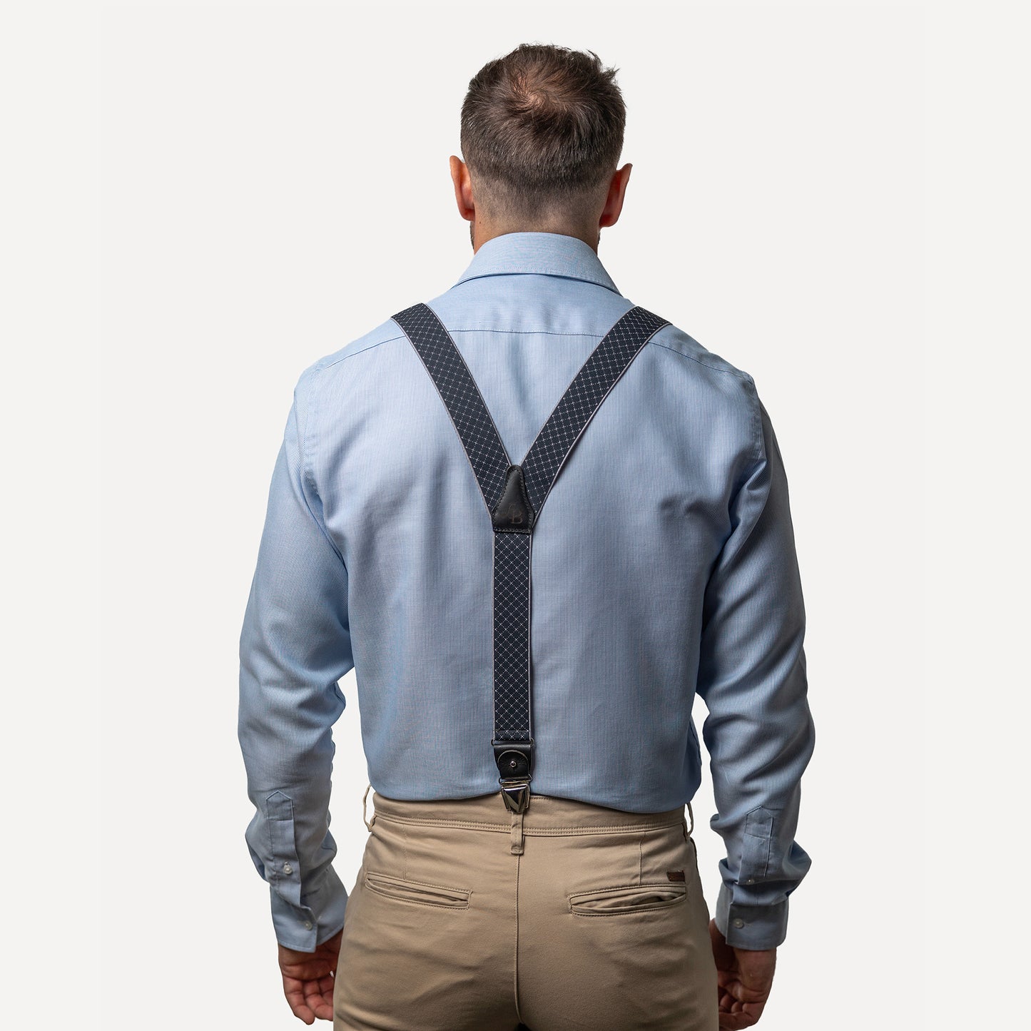 homme dos chemise bleue Bretelle bleu anthracite patte cuir quadrille Justin 