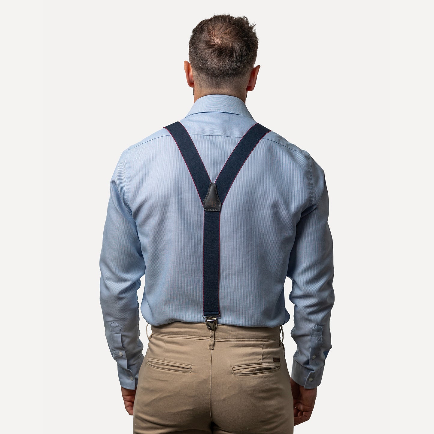homme dos chemise bleue Bretelle bleu marine lisere rouge Adrien