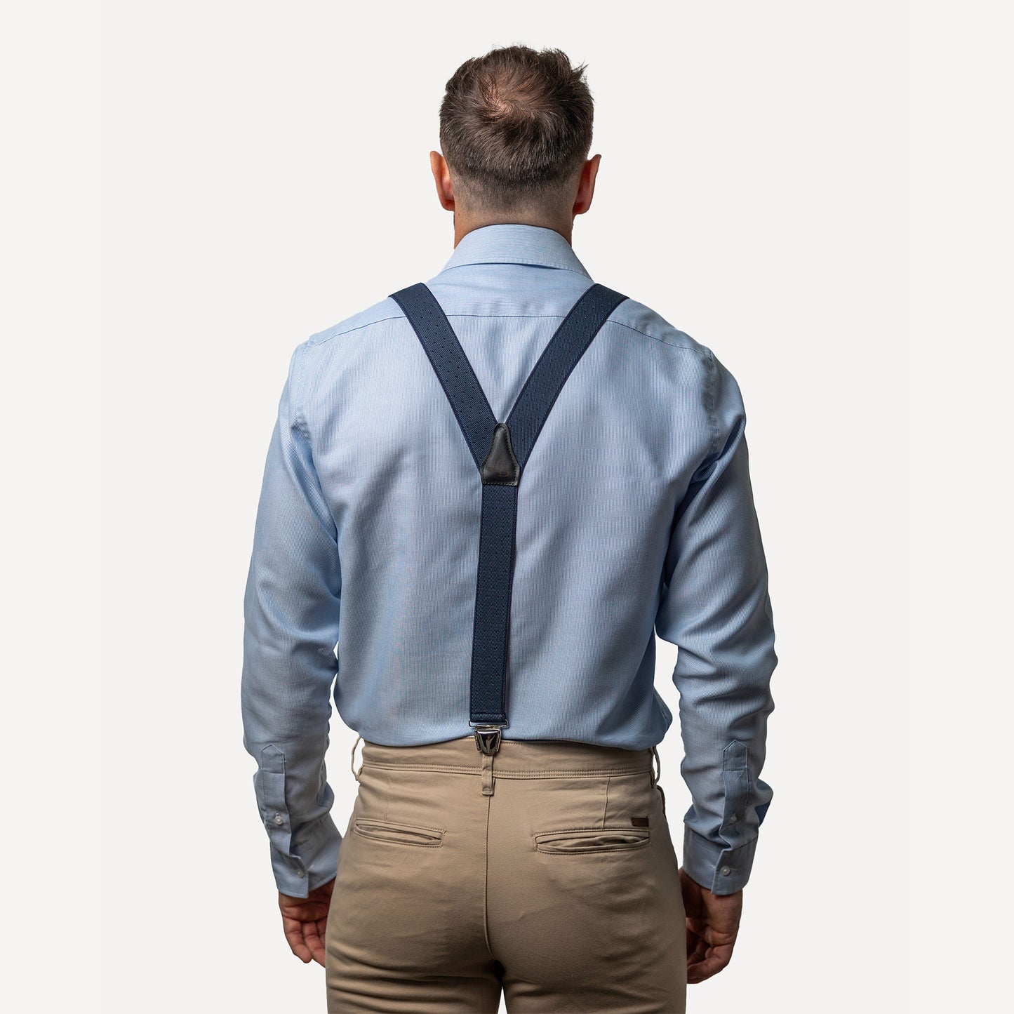 homme dos chemise bleue Bretelle bleu marine pois Gustave