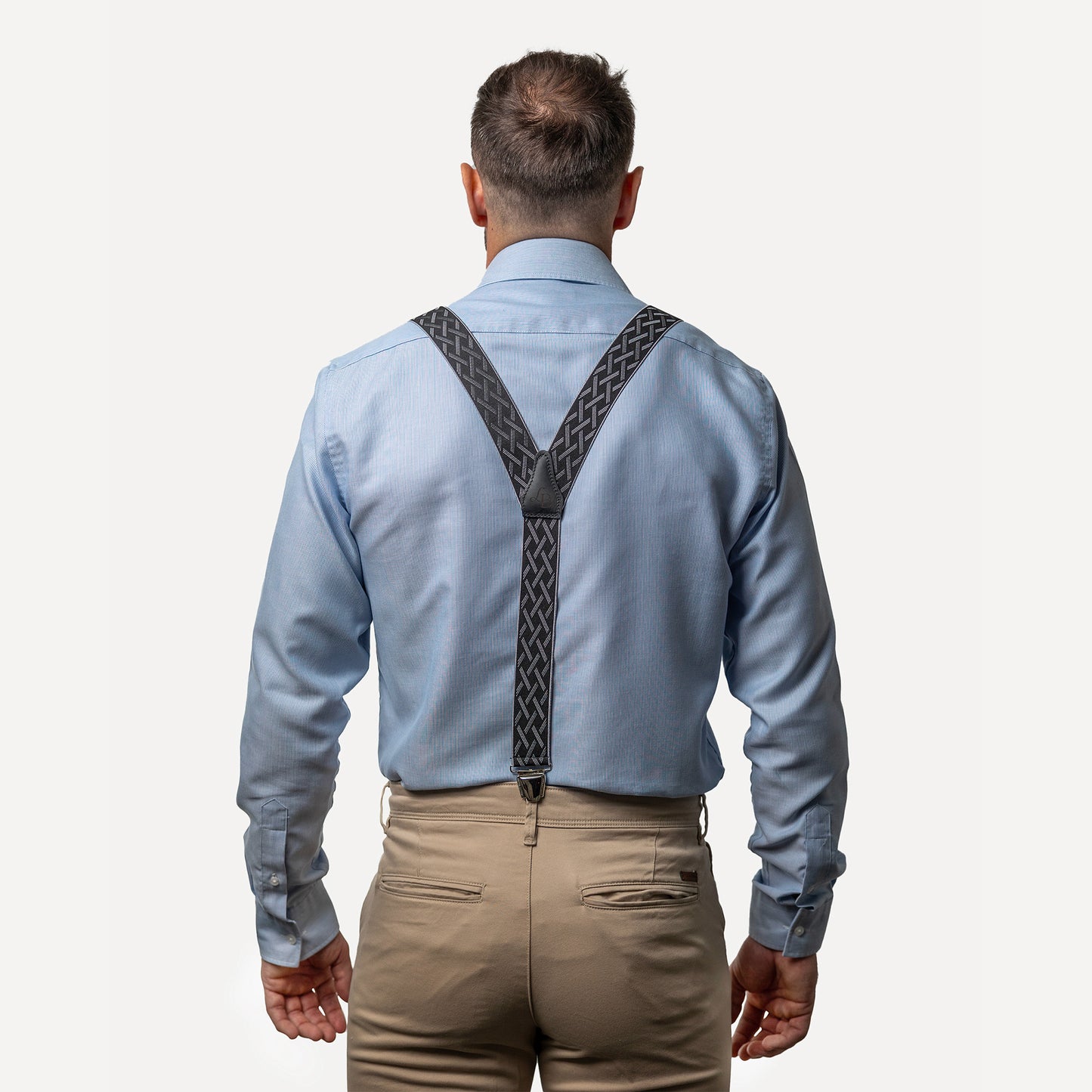 homme dos chemise bleue Bretelle noir ligne blanches