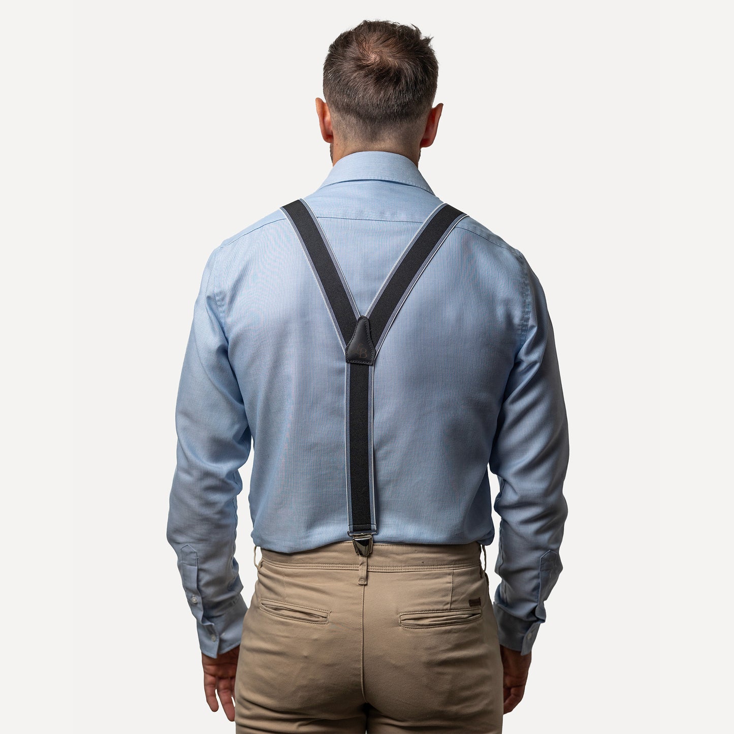 homme dos chemise bleue Bretelle noir liseré blanc quadrillé