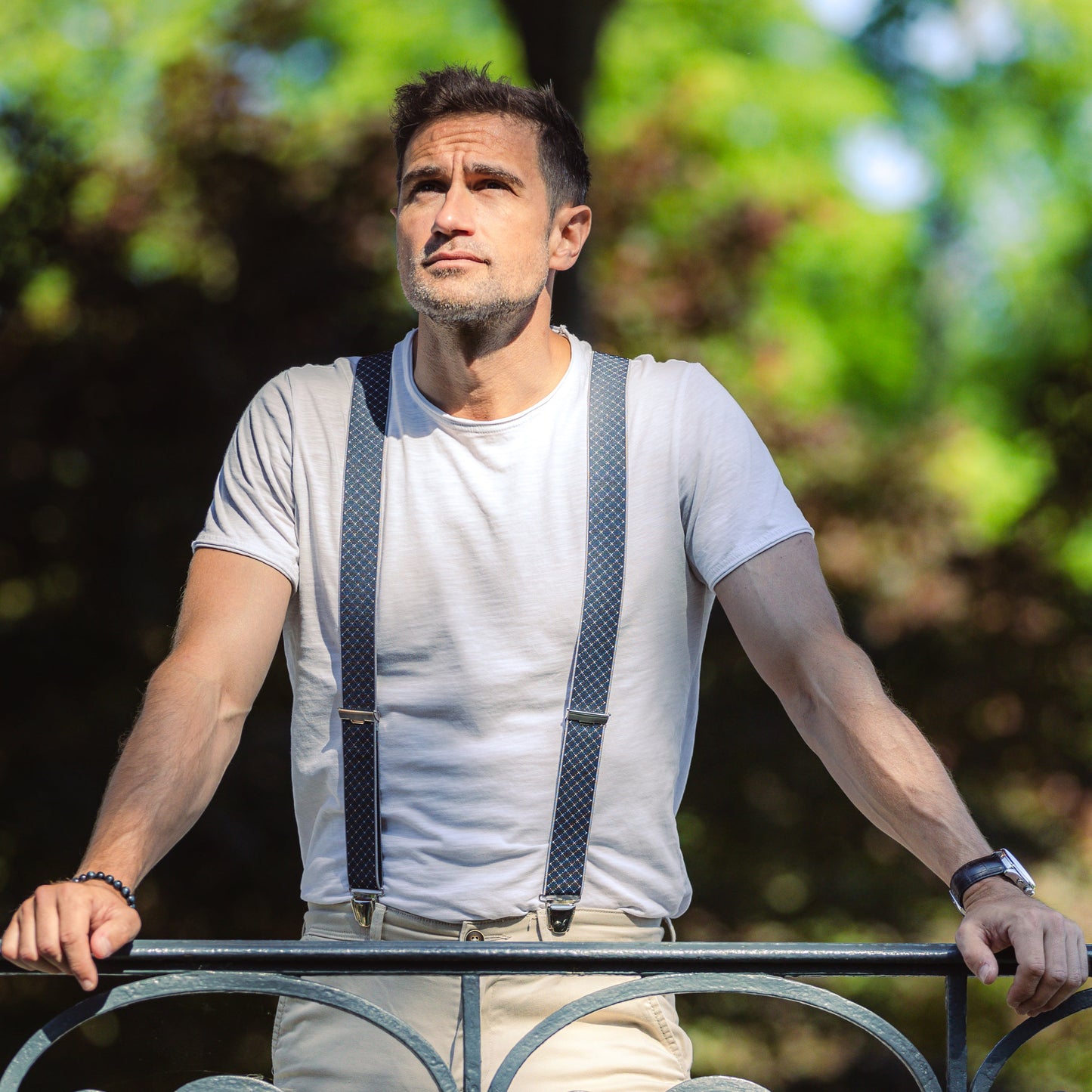 homme exterieur tee shirt blanc Bretelle bleu anthracite quadrille Justin 