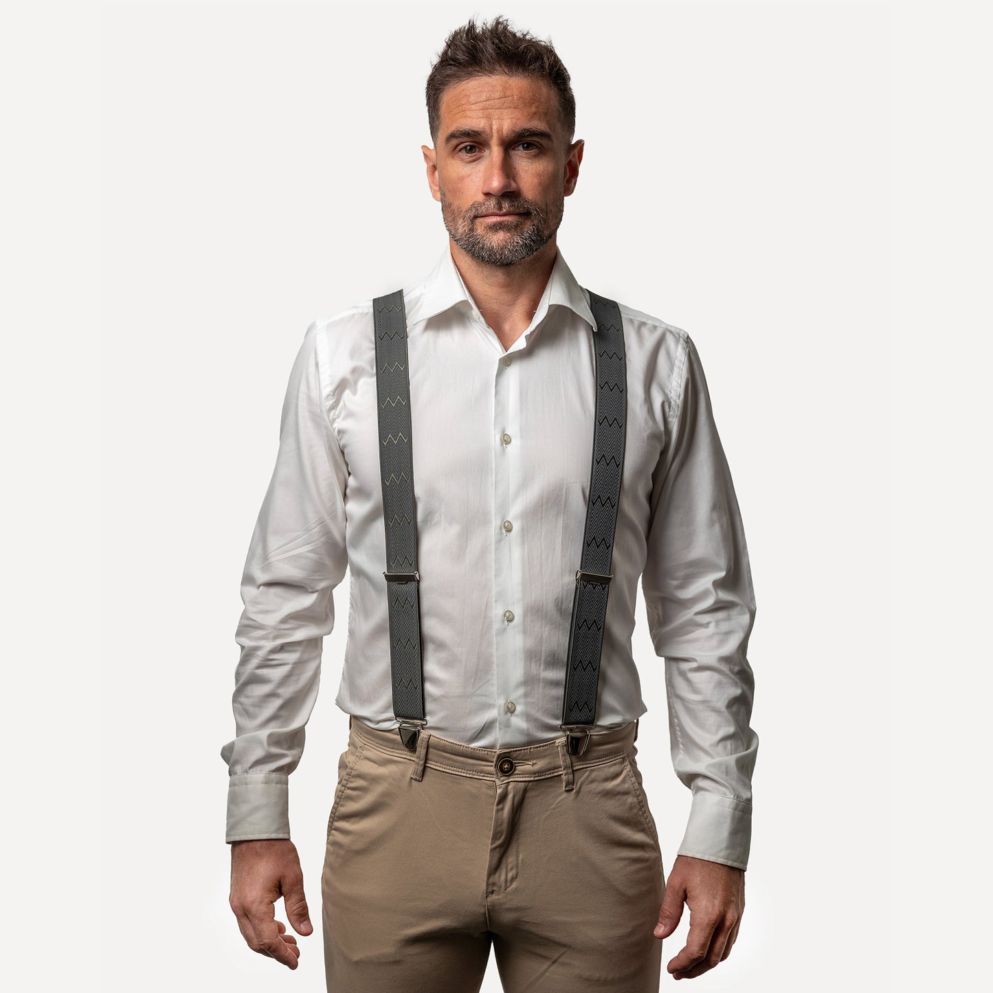 homme face chemise blancBretelle vert profond chevron