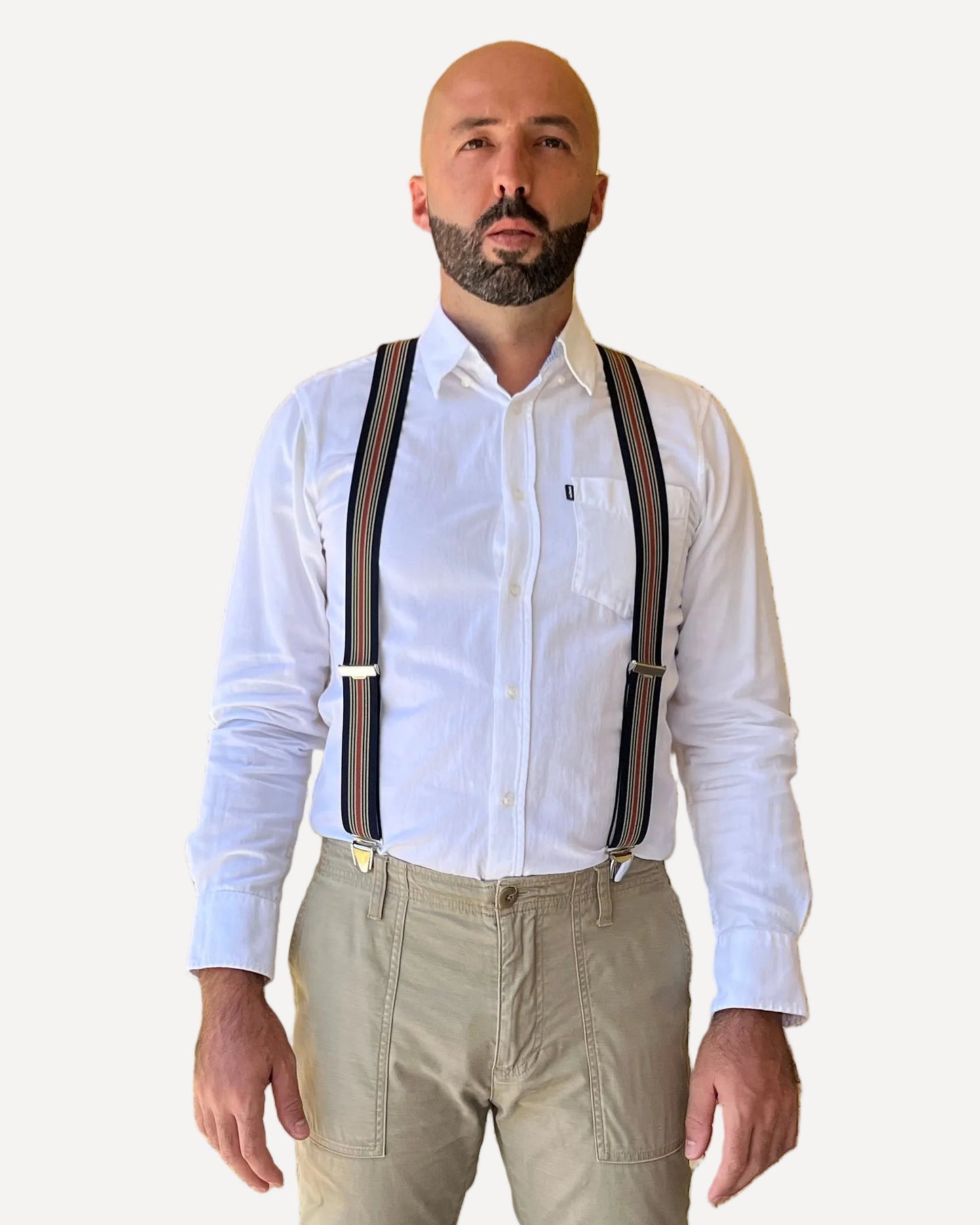 homme face chemise blanche Bretelles bleue bande centrale rouge Calixte