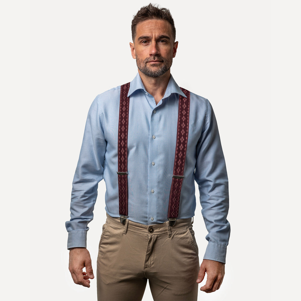 
                  
                    homme face chemise bleu avec Bretelle bordeaux losange
                  
                
