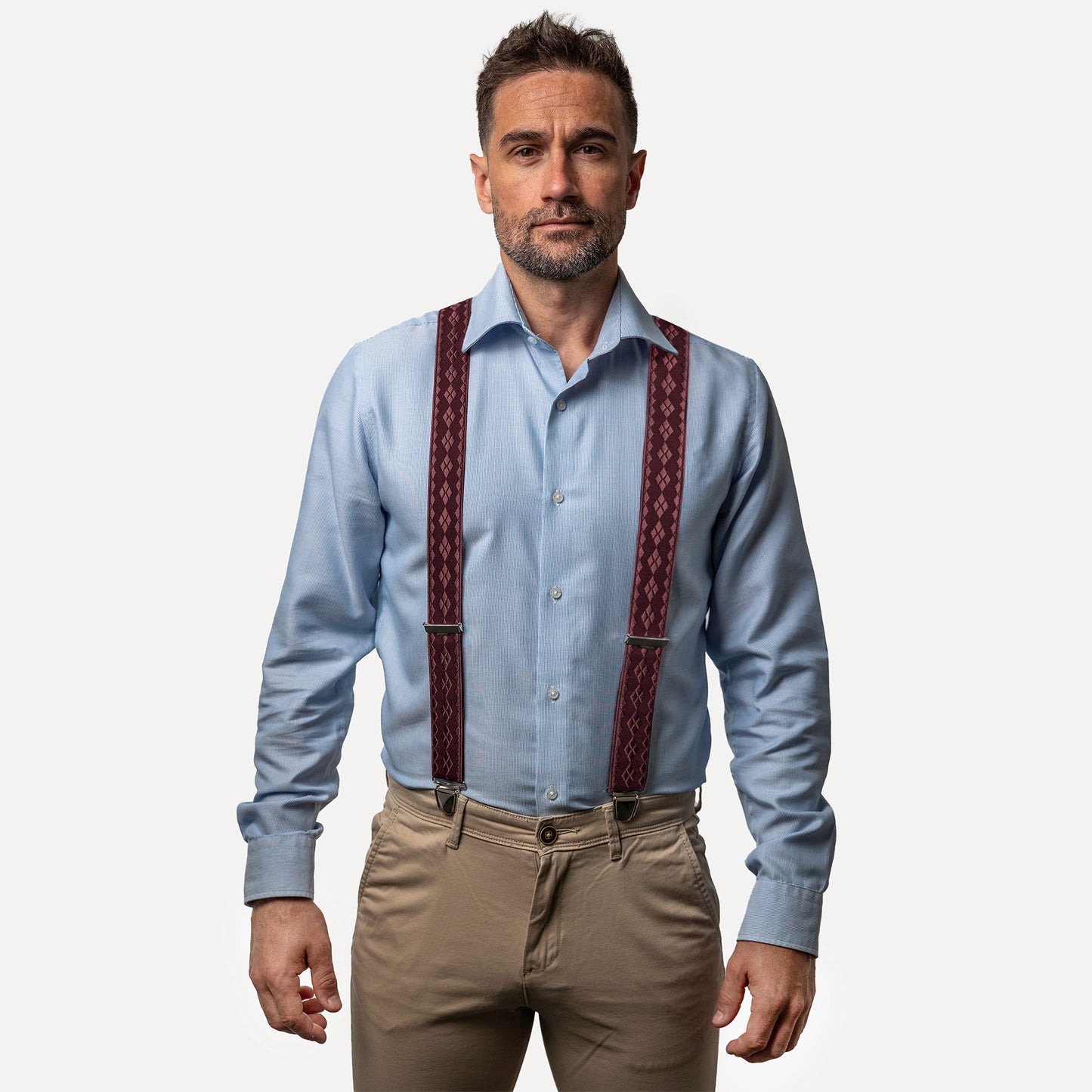 homme face chemise bleu avec Bretelle bordeaux losange