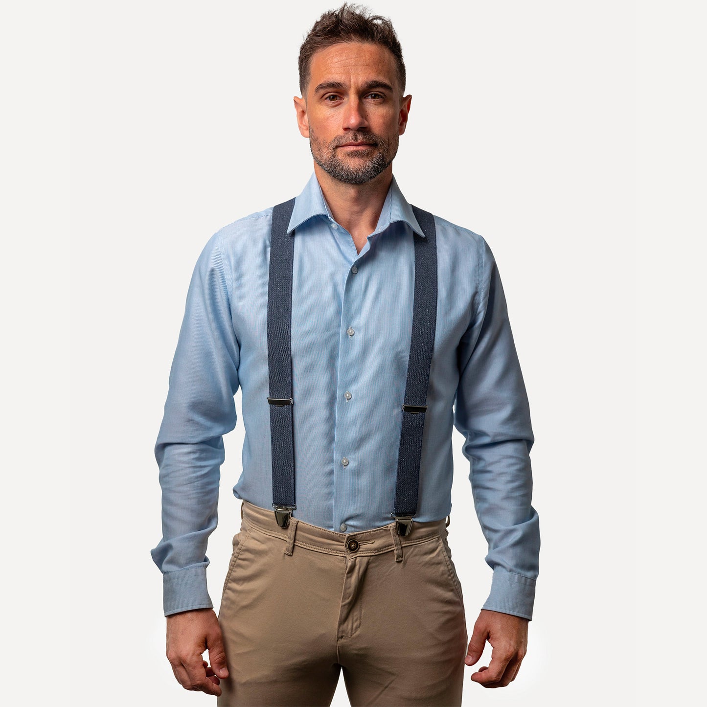 homme face chemise bleue Bretelle Rdenim bleu jean Romain