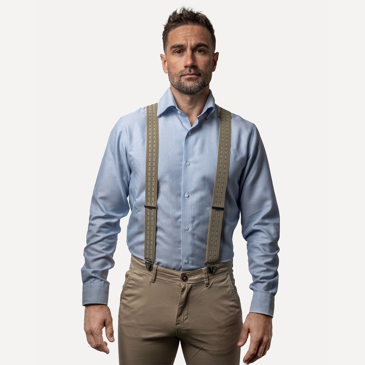 homme face chemise bleue Bretelle beige bande Alexandre