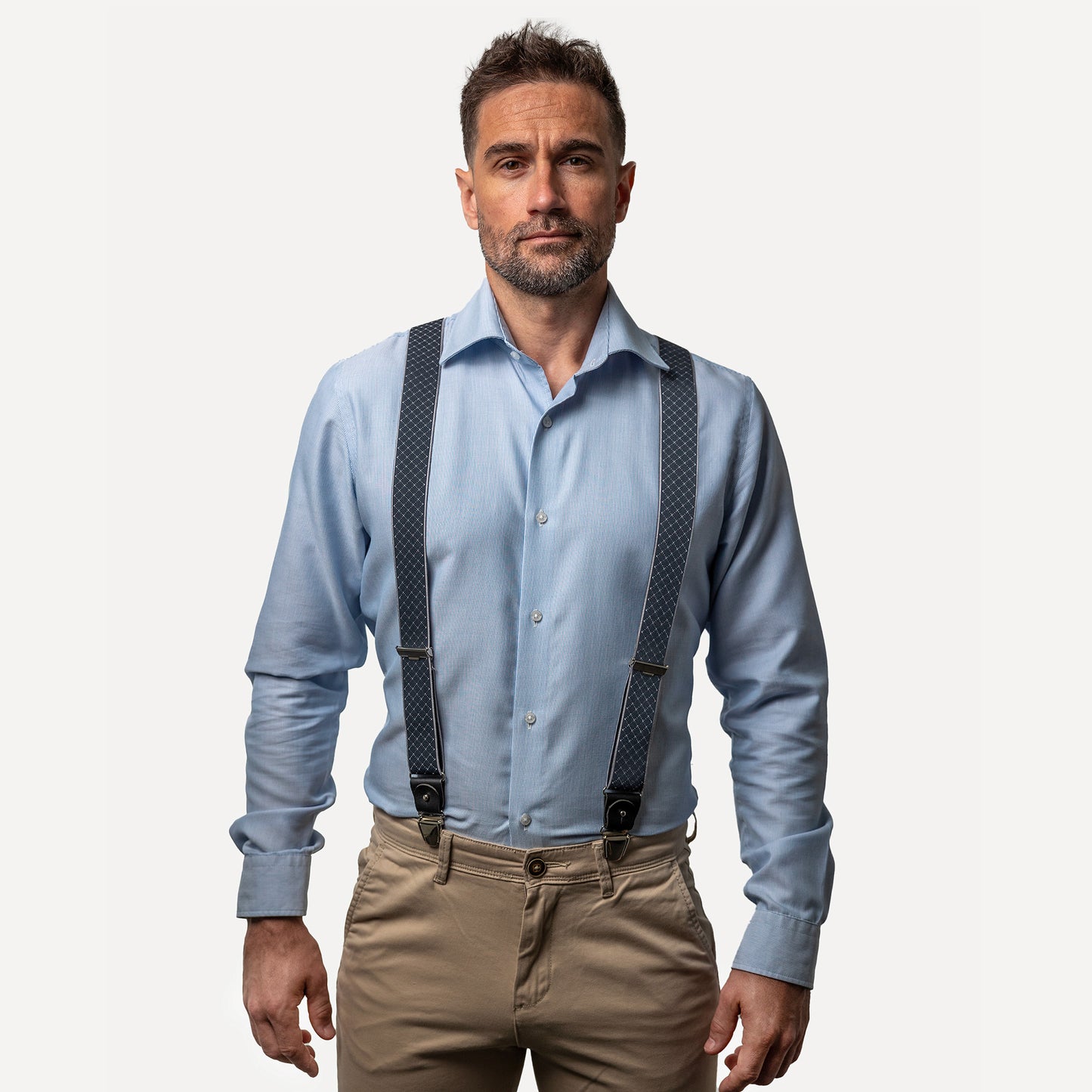 homme face chemise bleue Bretelle bleu anthracite patte cuir quadrille Justin 