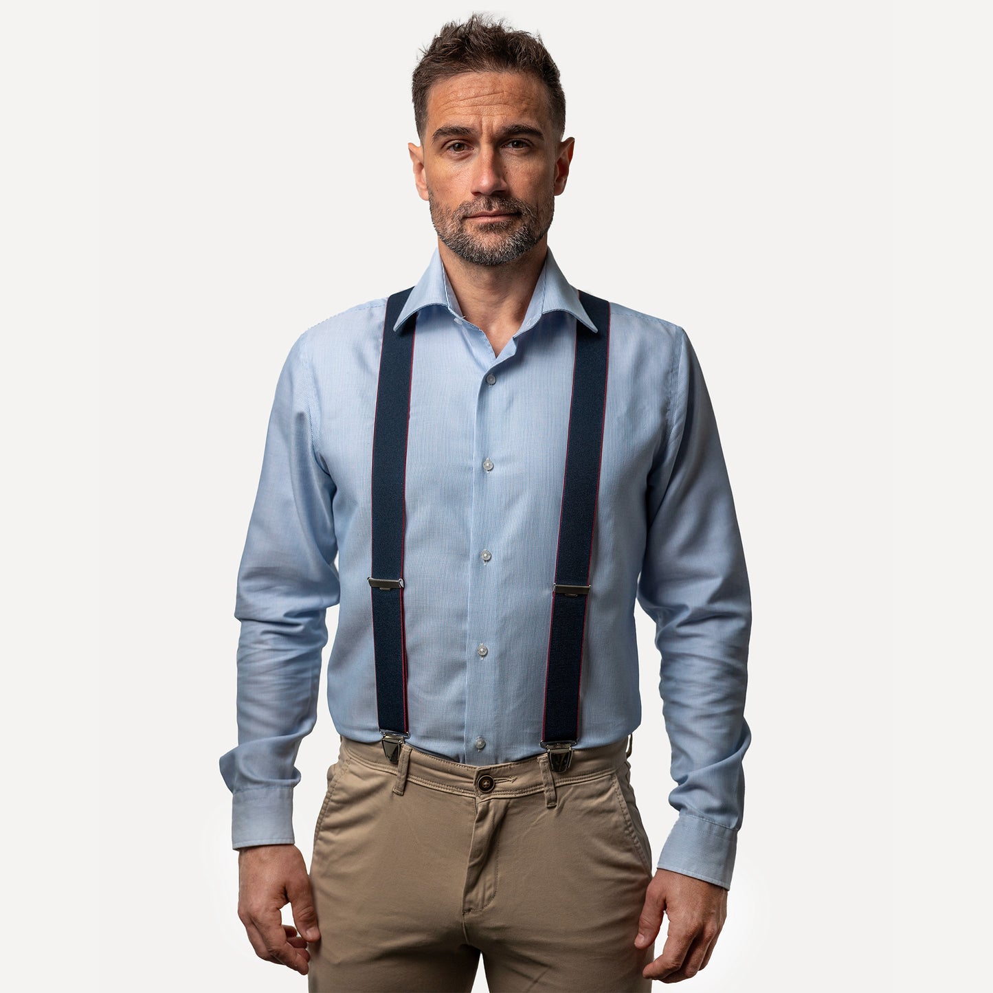 homme face chemise bleue Bretelle bleu marine lisere rouge Adrien
