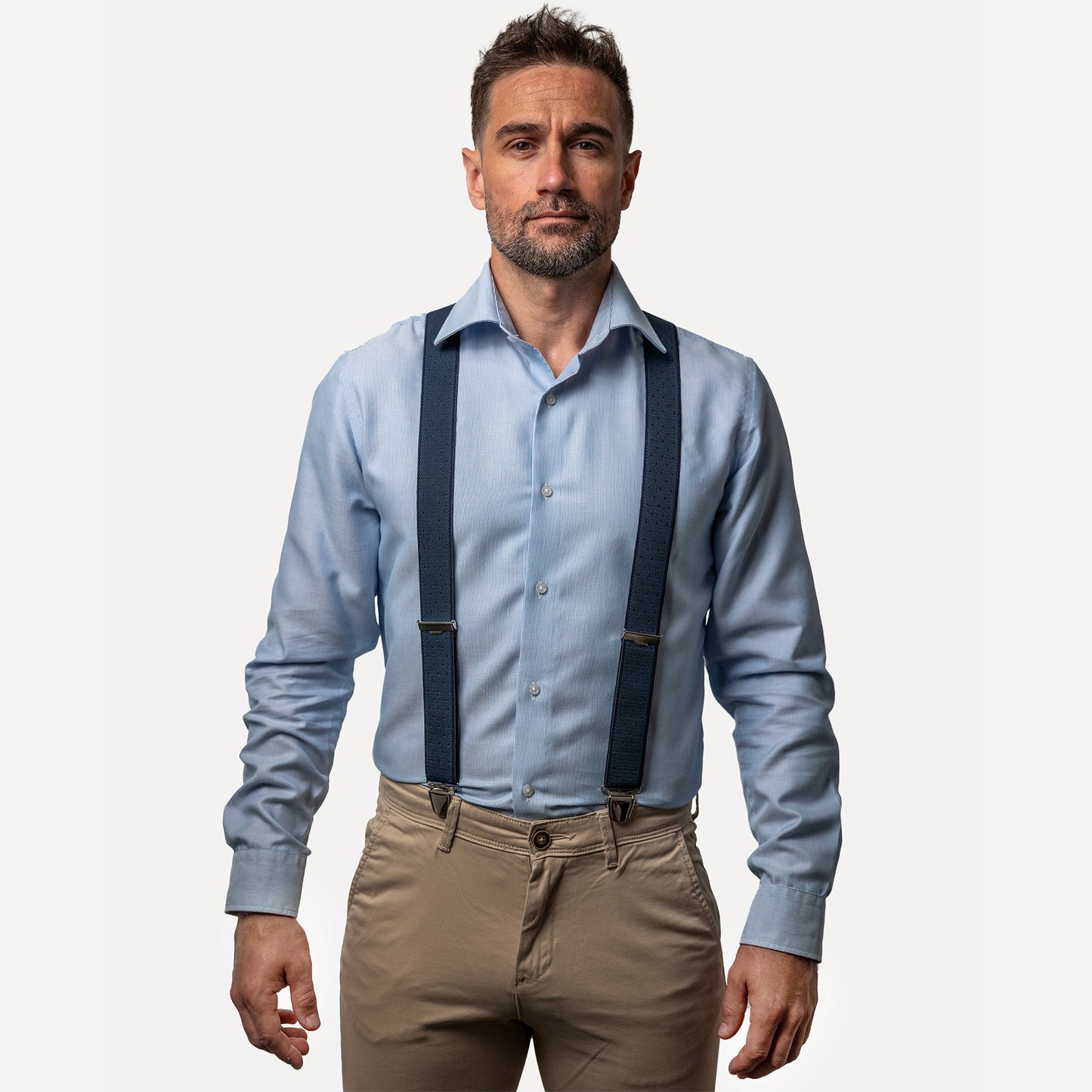 homme face chemise bleue Bretelle bleu marine pois Gustave