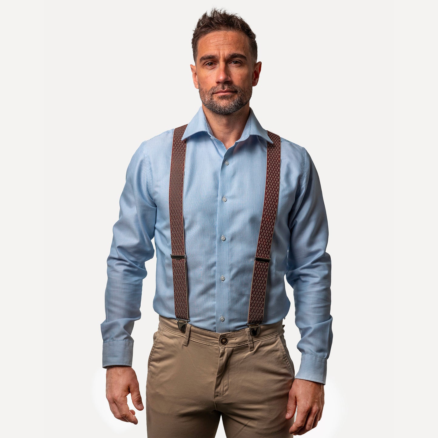 homme face chemise bleue Bretelle bordeaux losange quadrille Armand