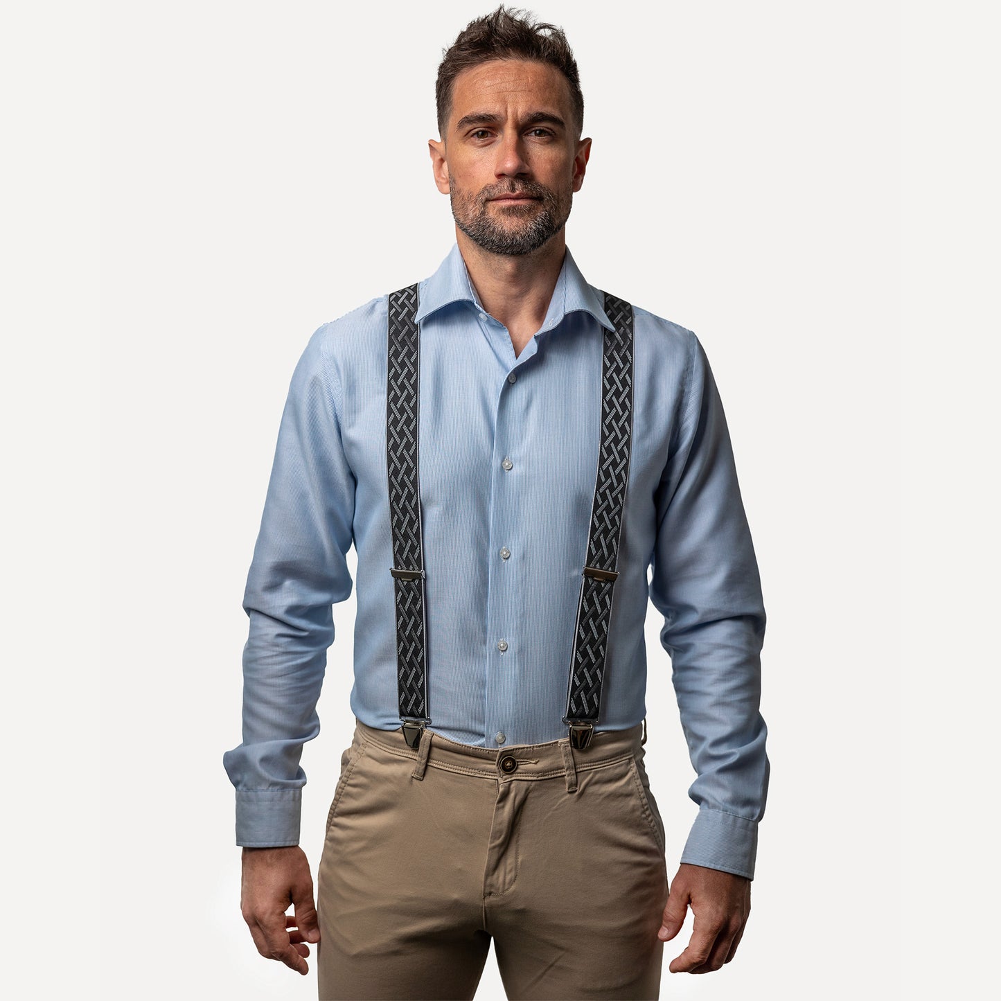homme face chemise bleue Bretelle noir ligne blanches