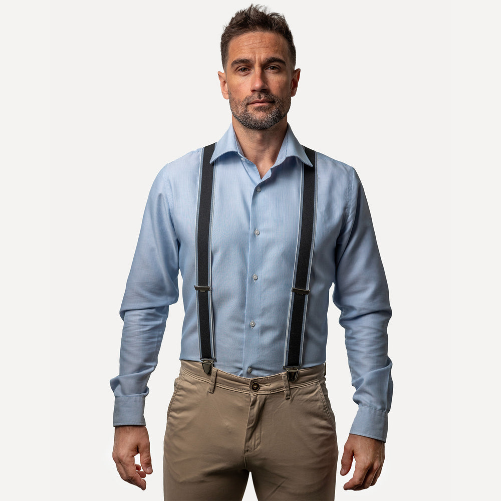 
                  
                    homme face chemise bleue Bretelle noir liseré blanc quadrillé
                  
                