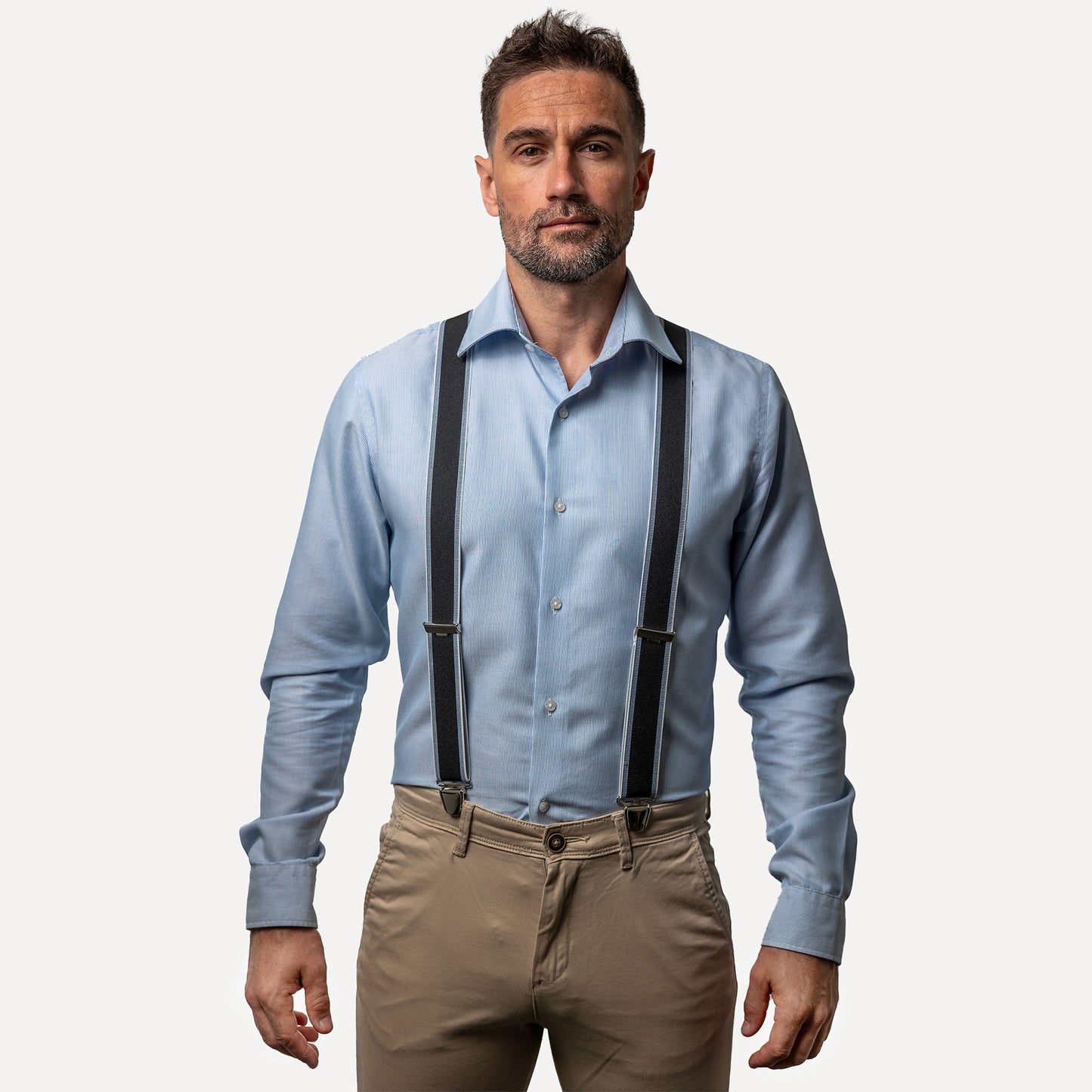 homme face chemise bleue Bretelle noir liseré blanc quadrillé