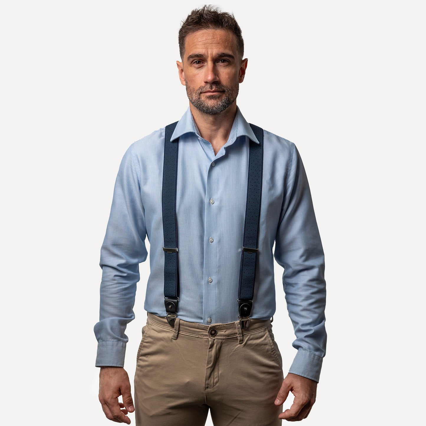 homme face chemise bleue Bretelle patte cuir bleu marine pois Gustave