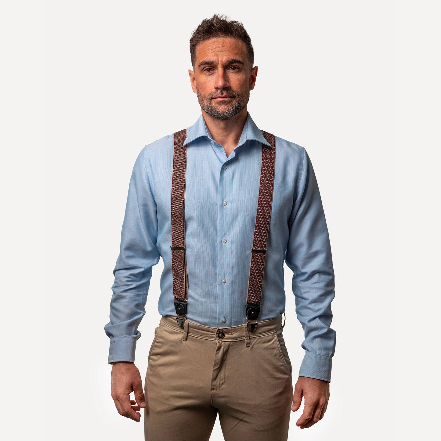 homme face chemise bleue Bretelle patte cuir bordeaux losange quadrille Armand