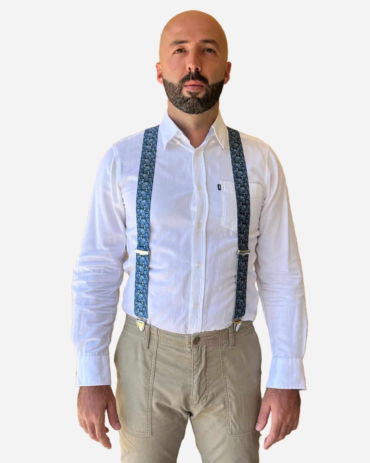 homme face exterieur chemise blanche Bretelles fantaisie reve bleu obscure Valere