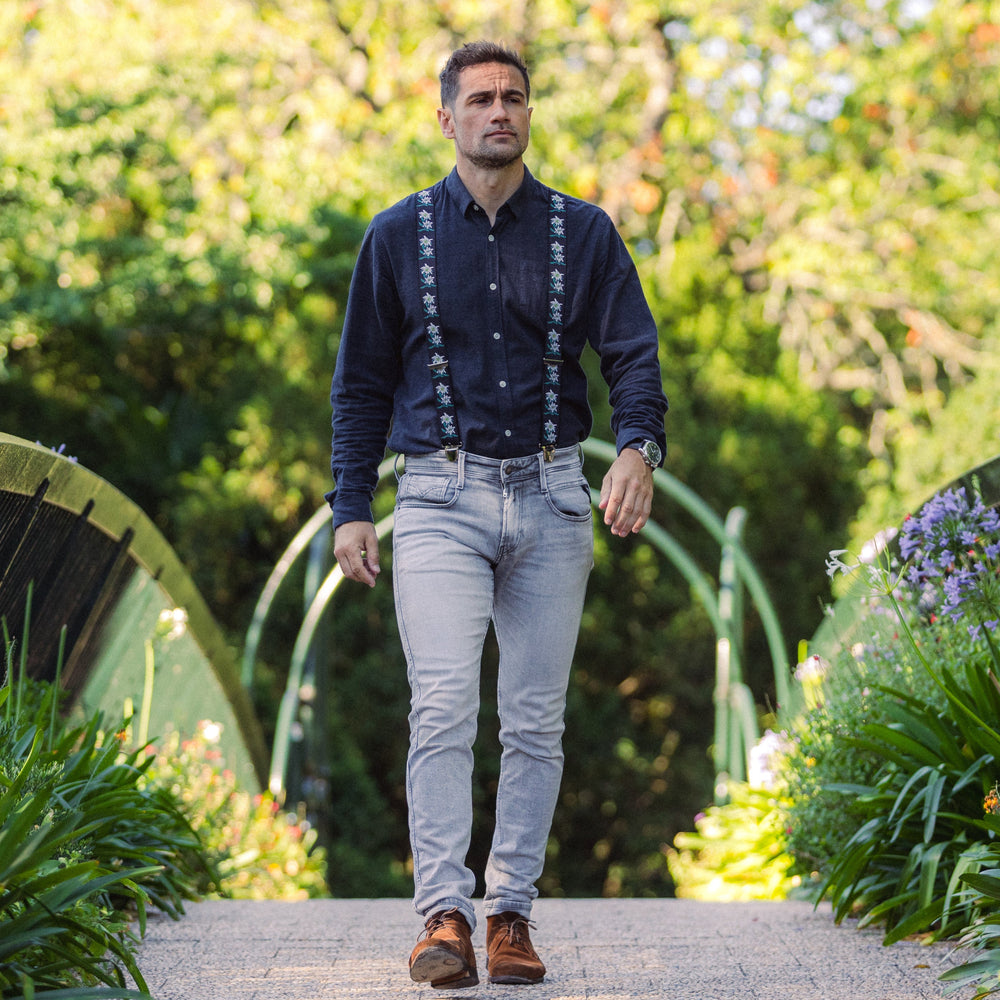 
                  
                    homme marchant chemise bleue Bretelle fantaisie bleu obscure fleur hamilton
                  
                