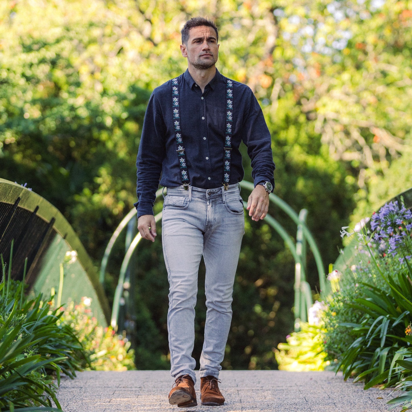 homme marchant chemise bleue Bretelle fantaisie bleu obscure fleur hamilton