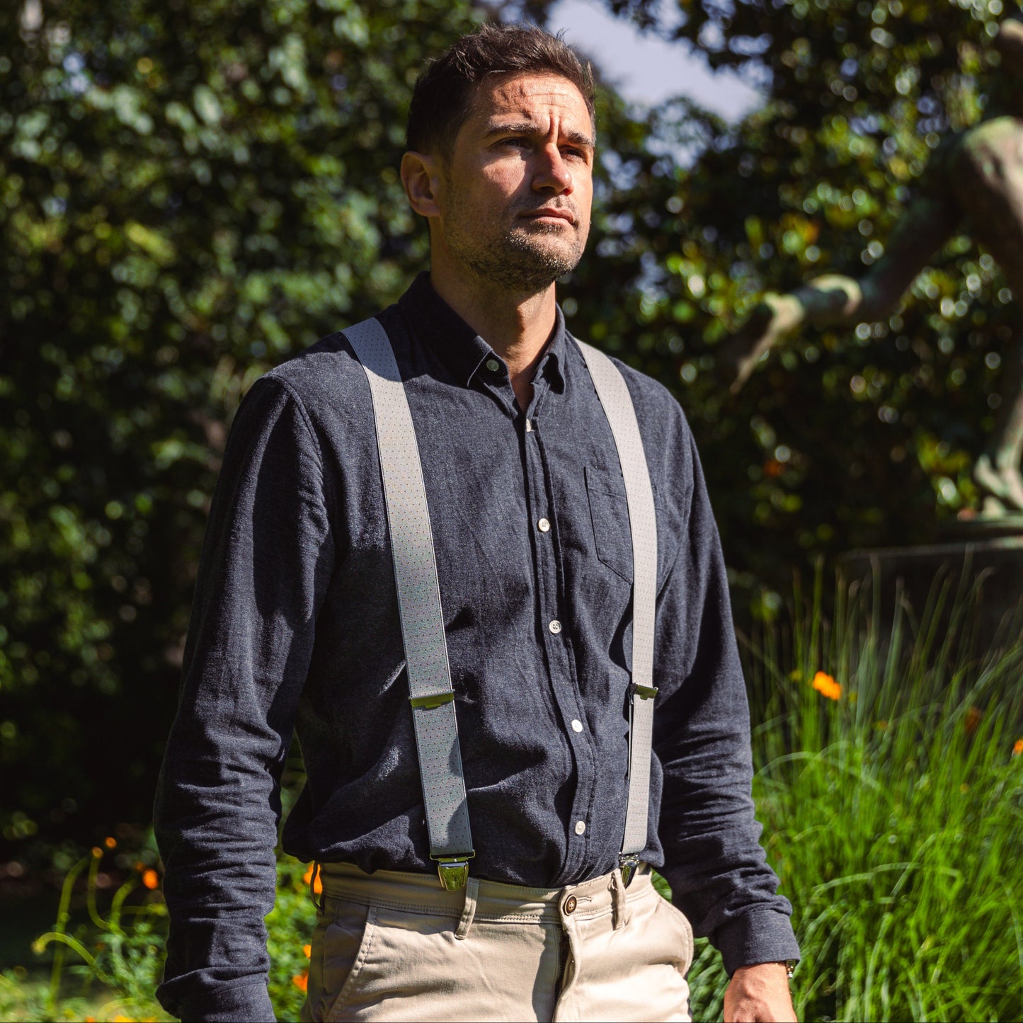 homme parc chemise bleue Bretelle gris bleute point etienne