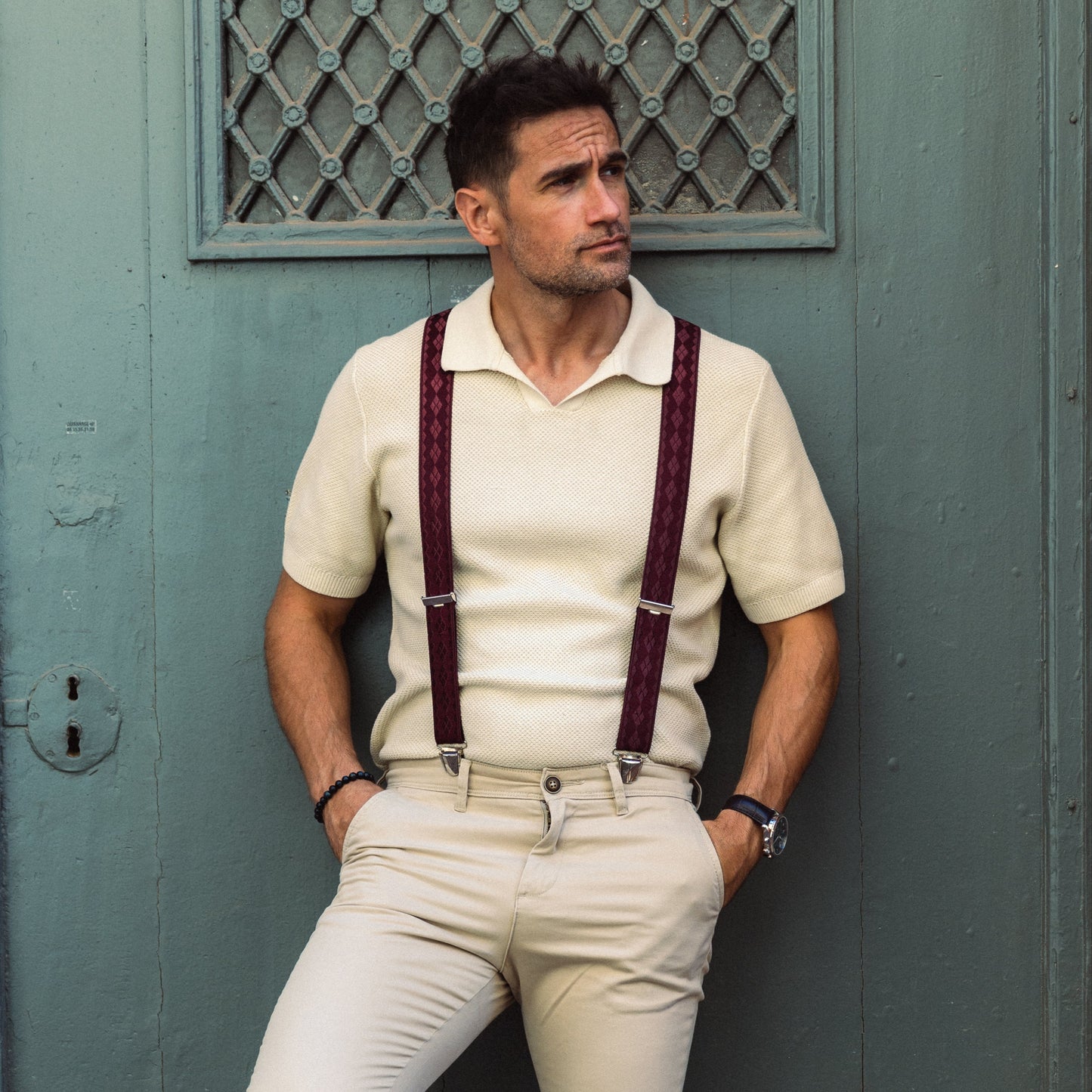 homme polo beige avec Bretelle bordeaux losange