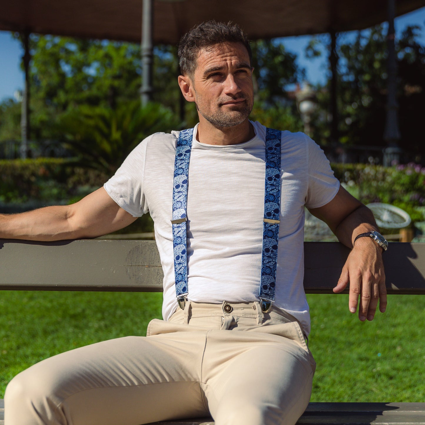 homme sur banc Bretelle fantaisie bleu tête de mort Antonio